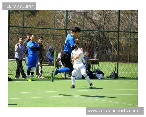 激情四溢的绿茵场上精彩足球比赛点燃观众热情与梦想